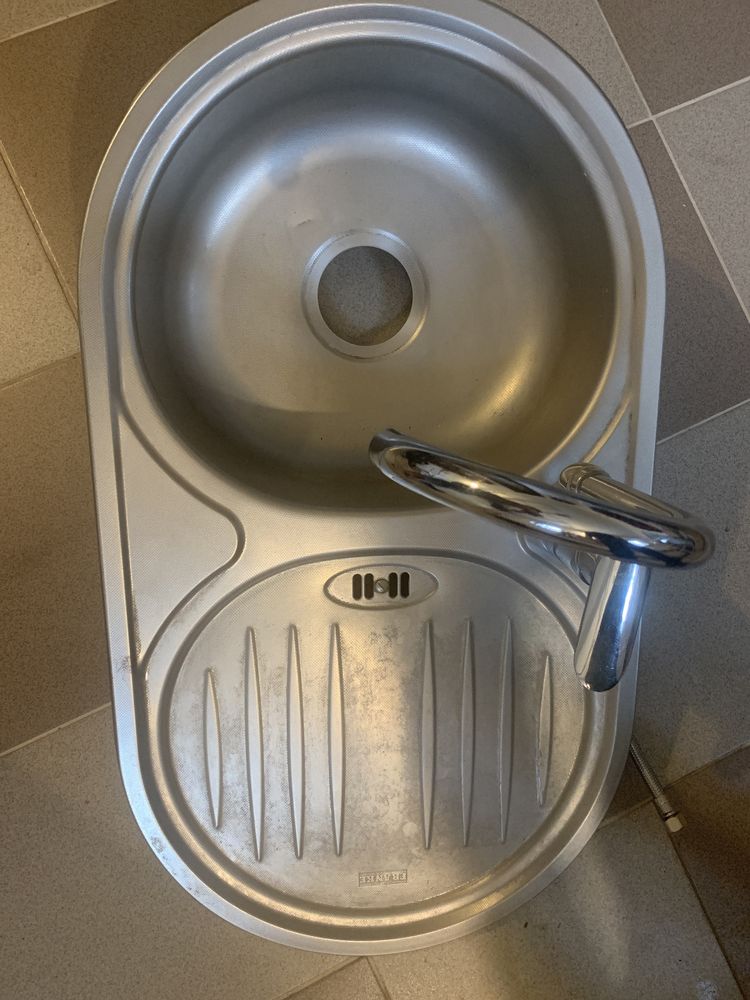 Zlewozmywak jednokomorowy z baterią aluminium