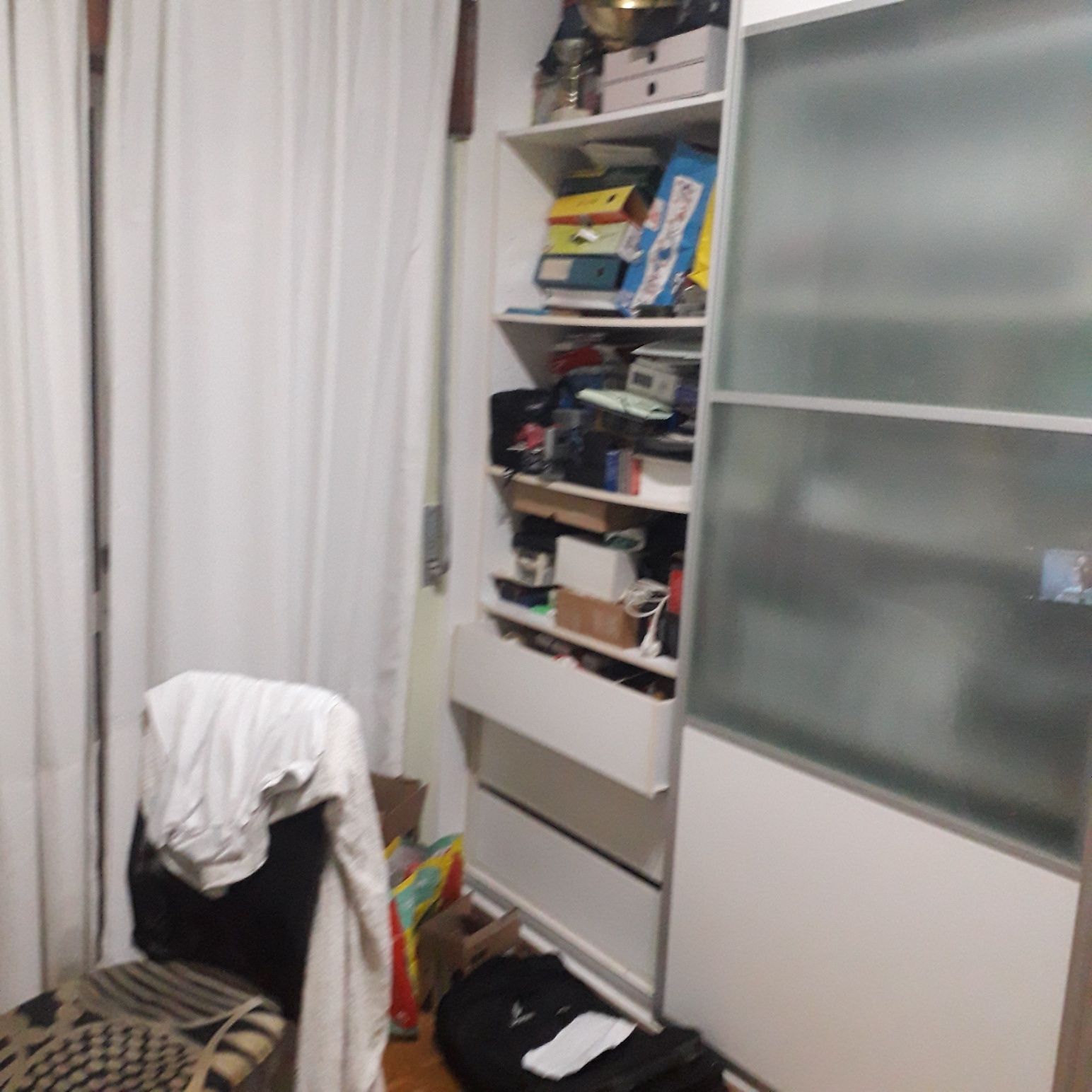 Roupeiro encastrado com portas de correr