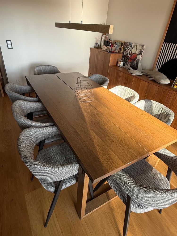 Mesa Ikea para oito pessoas.