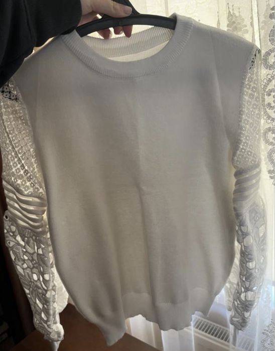 жіноча кофтина з пишним рукавом