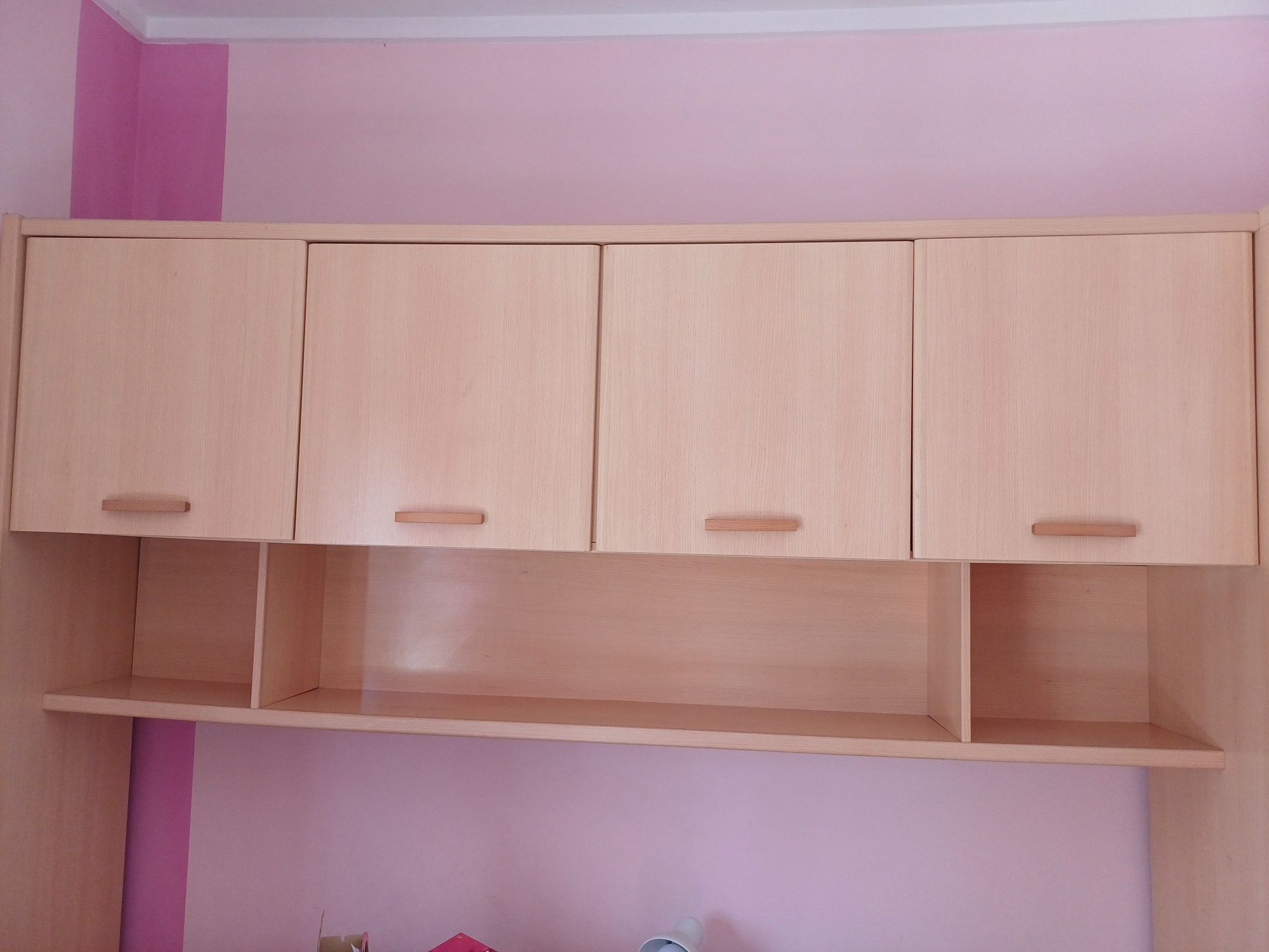 Móvel de quarto com bastante arrumação