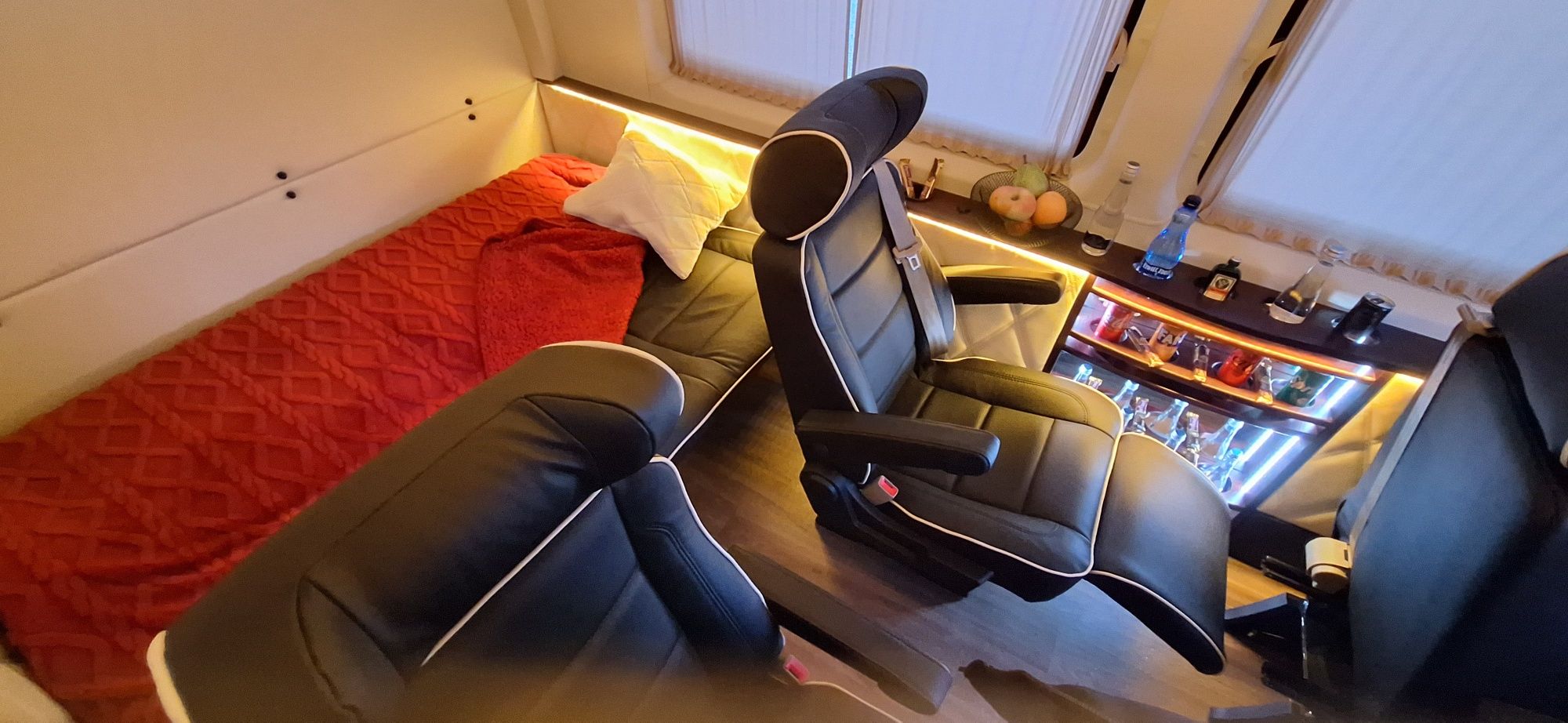 wynajem busów dla 8 lub 17 pasażerów przewóz osób bus vip warszawa
