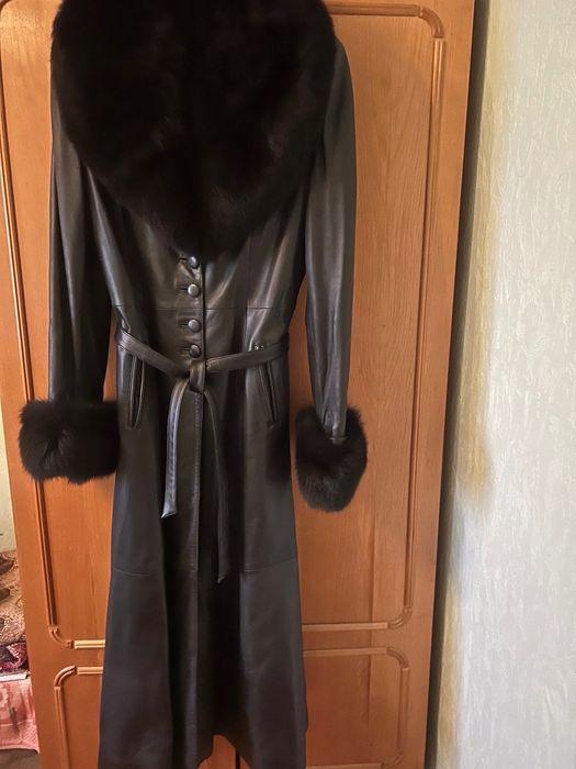 Шкіряне пальто з натуральним хутром песця