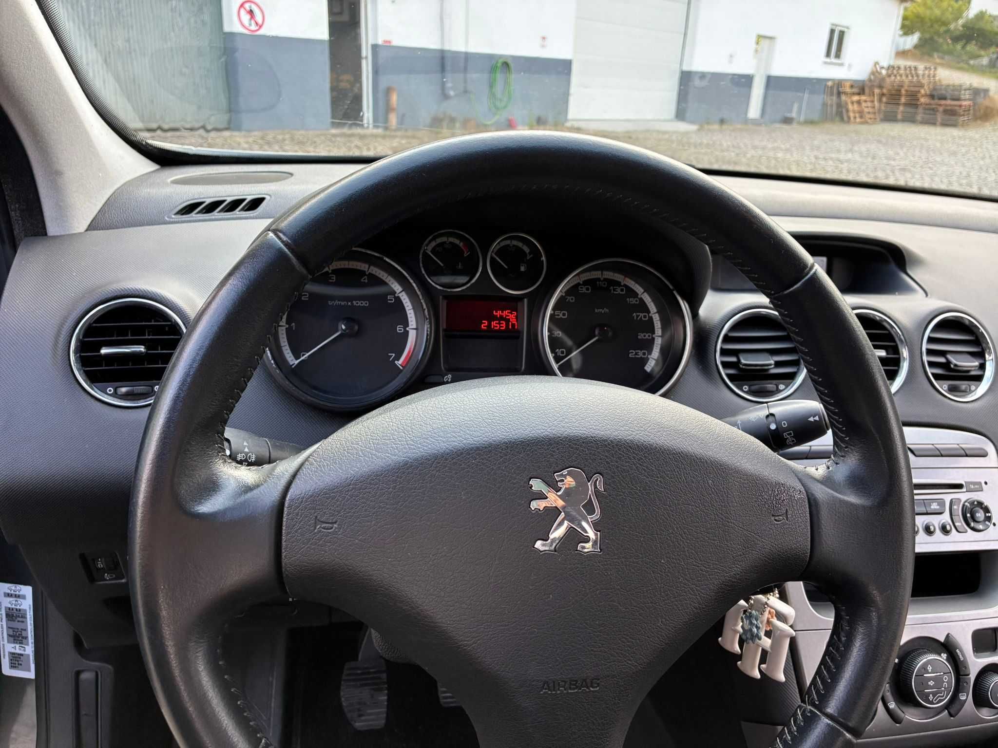 Peugeot 308 1.6 Gasolina - 2011 | Muito Bom Estado