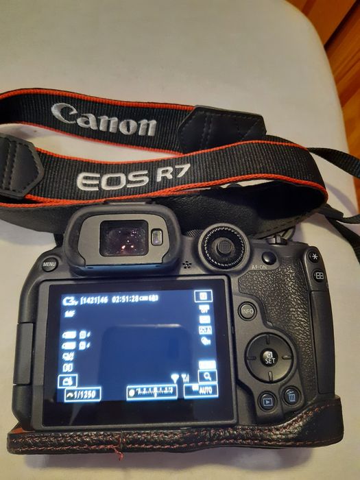 Aparat bezlusterkowy Canon EOS R7 bdb stan + extra bateria + case