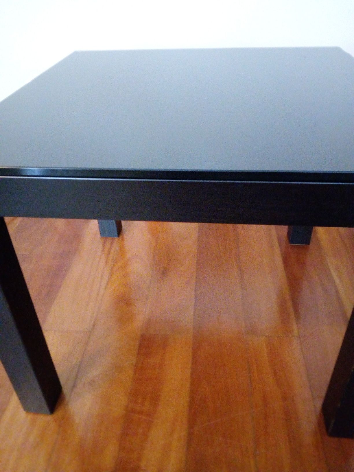 Mesa de apoio com tampo de vidro amovível