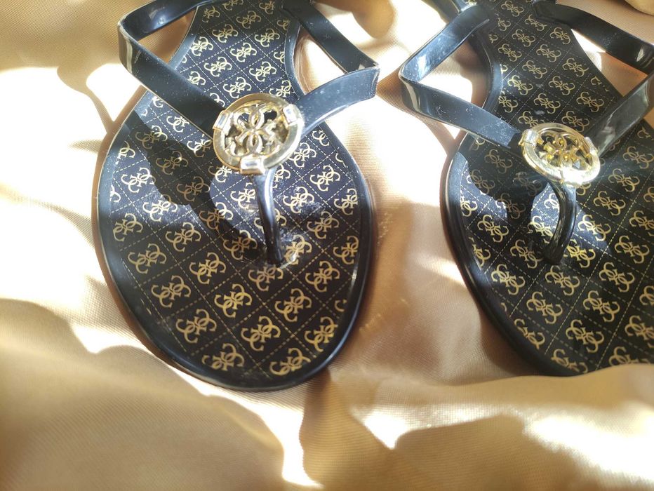 шльопанці босоніжки Guess