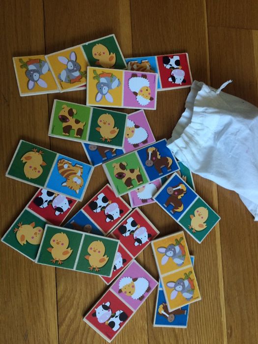 Vários brinquedos e livros infantis