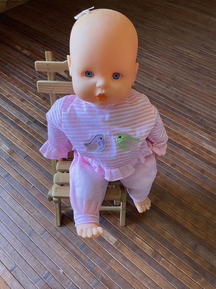 Conjunto boneca com cadeirinha artesanal de madeira á medida