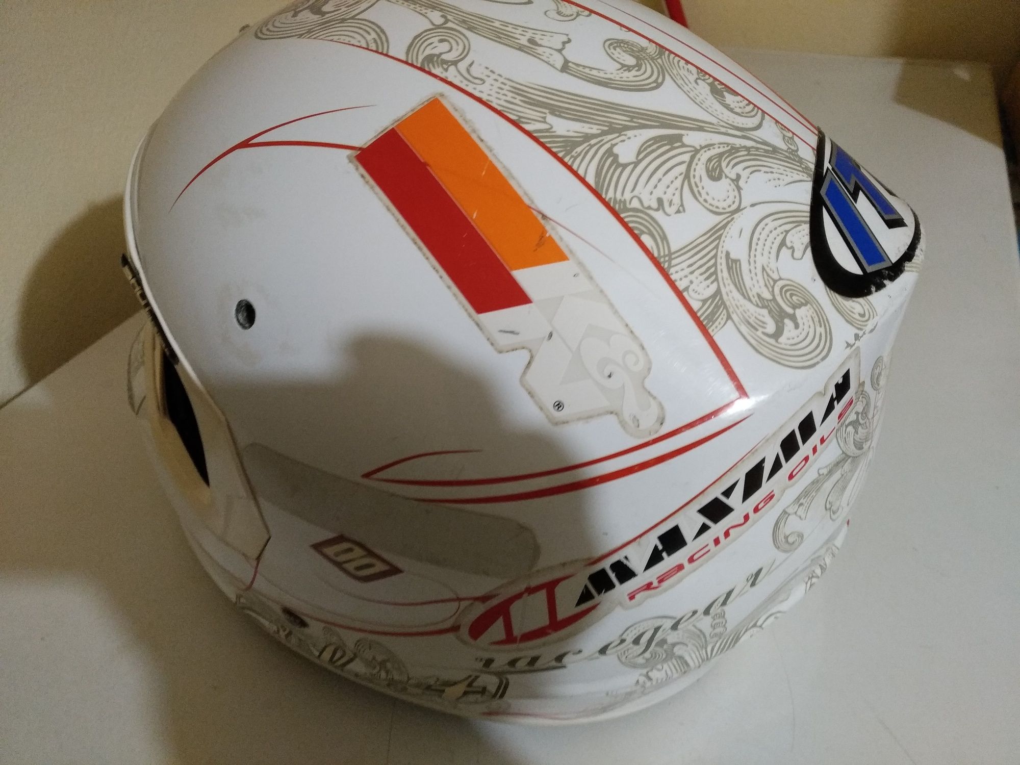 Capacete branco e vermelho