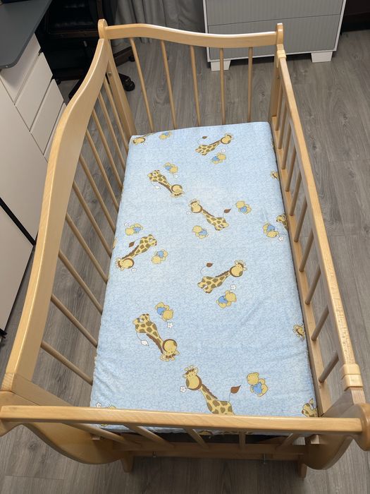 Дитяче ліжечко з матрацом