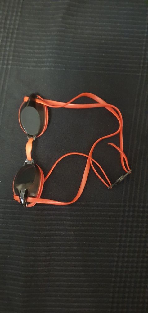 Oculos de natação da marca speedo vermelhos com uma utilização apenas