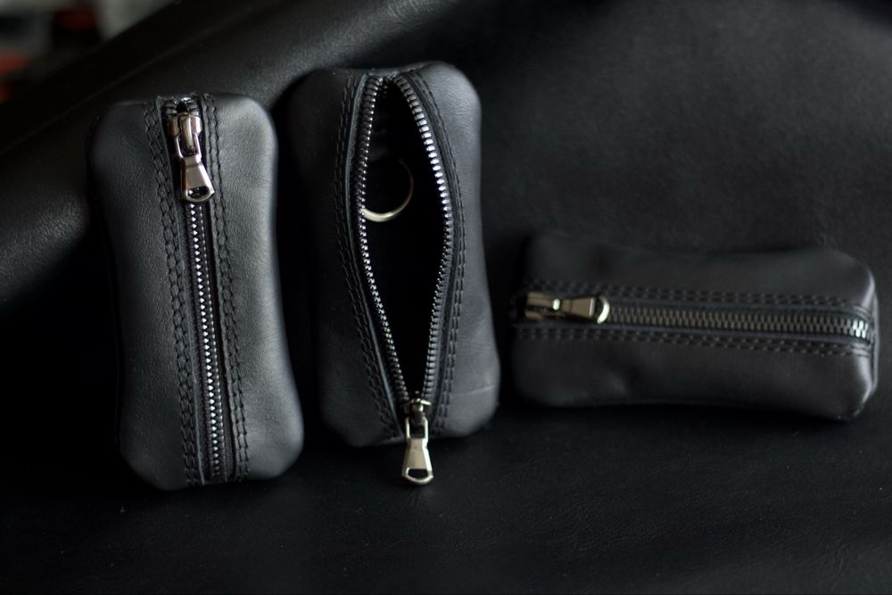 Шкіряна ключниця на замку ручної роботи