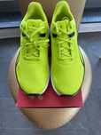 Cytrynowe nowe buty Puma.