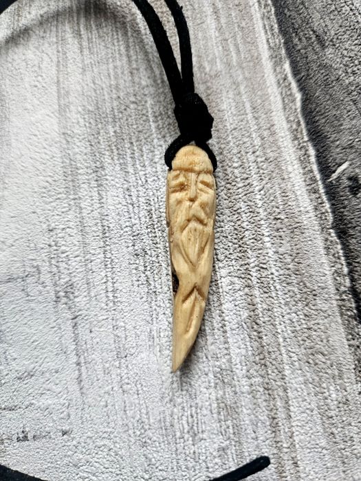 Wisior słowiański kieł wilk Perun runa teiwaz drewniany eko skóra nowy