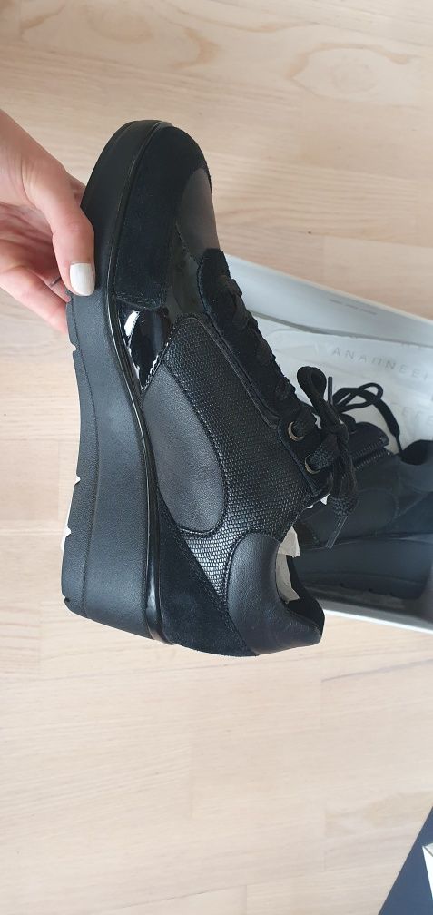 Czarne buty ze skóry na koturnie