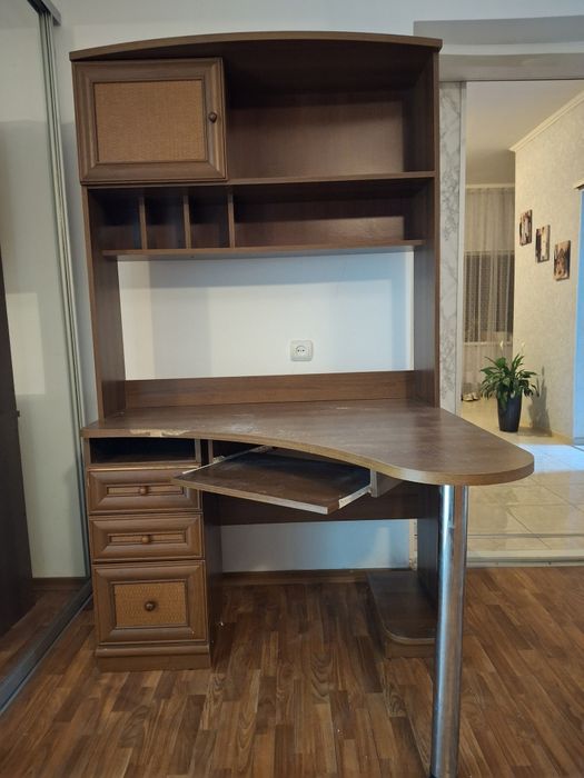 Кутовий комп'ютерний стіл