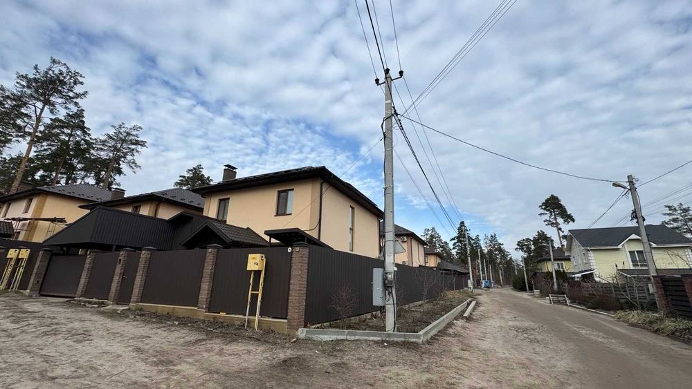 Великий будинок з терасою, ділянкою. єОселя, постанова, сертифікат