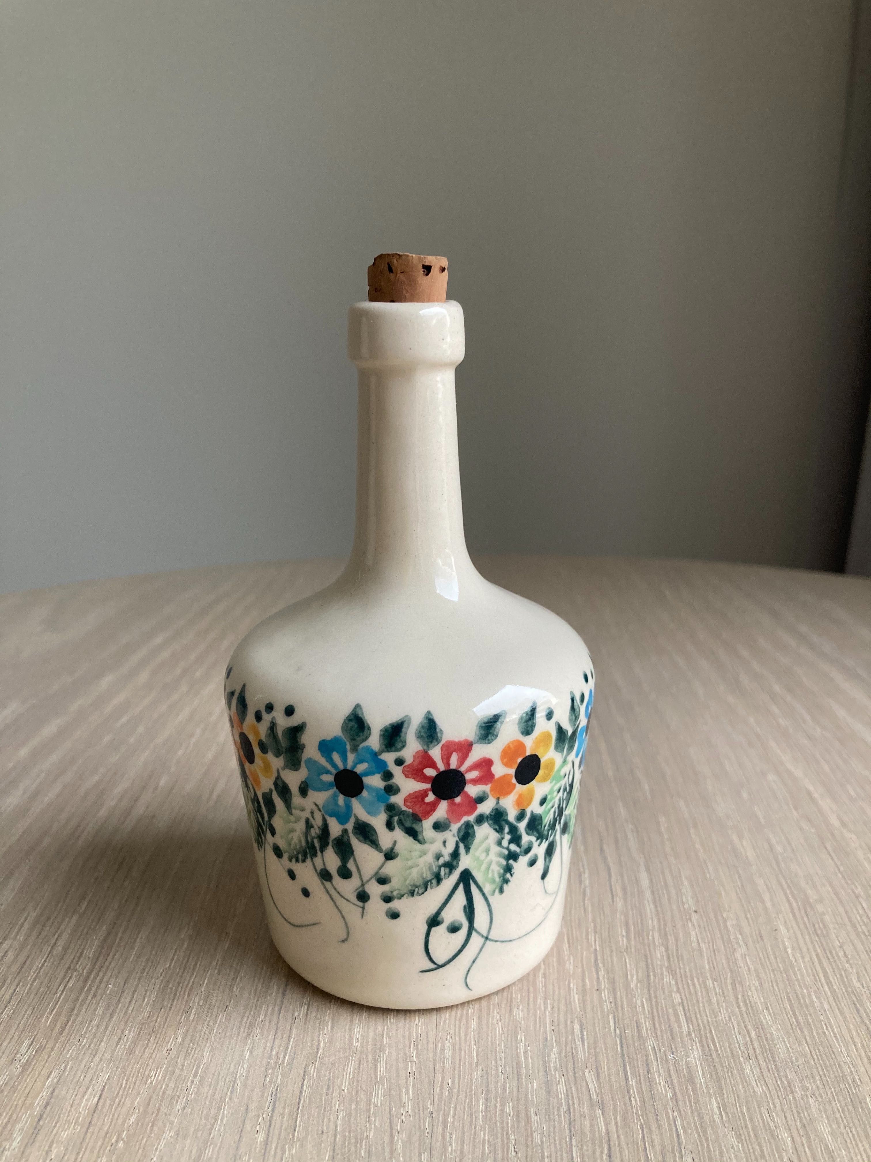 Ceramiczna buteleczka ręcznie malowana  przez artystkę ceramika