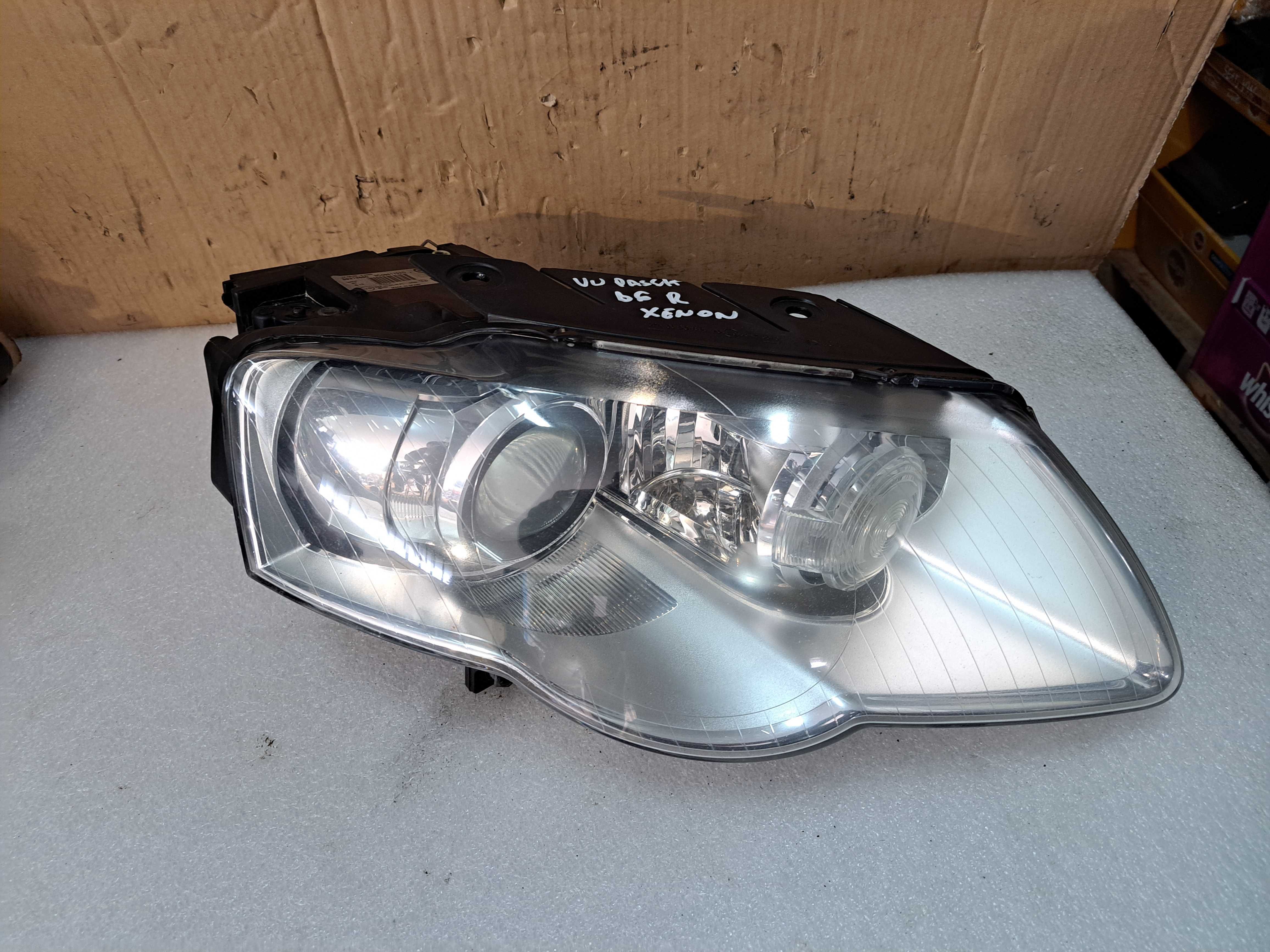 Lampa prawa przód xenon  Volkswagen Passat B6 LA7T -752D