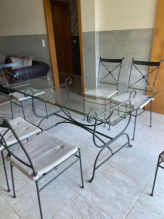 Mesa de jantar e cadeiras