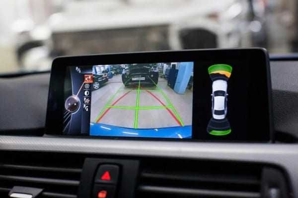 Установка парктроника в Киеве, автомагнитол, камер заднего вида авто