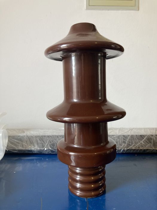 Isolador cerâmico