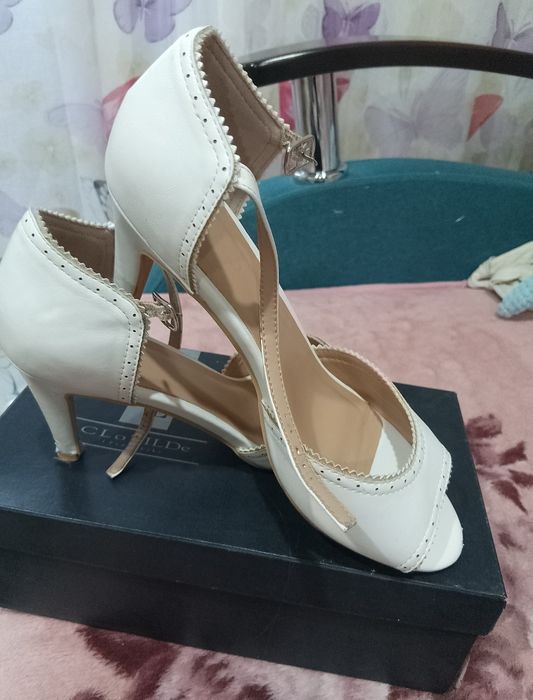 Продам босоножки белые