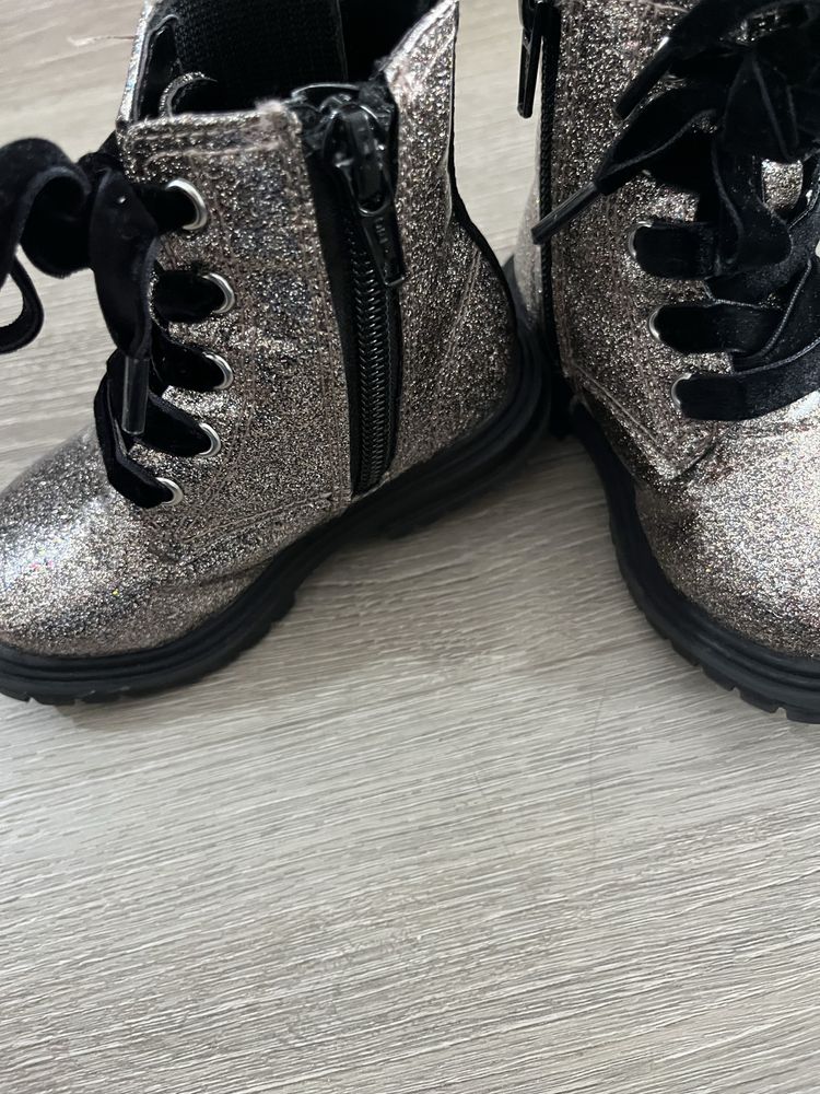 Botas brilhantes menina