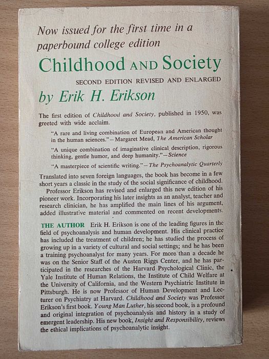 Livro "Childhood and Society" de Erik H. Erikson