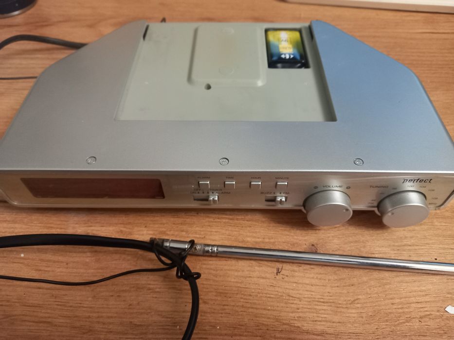 Radio z zegarkiem - PERFECT model CR-630L