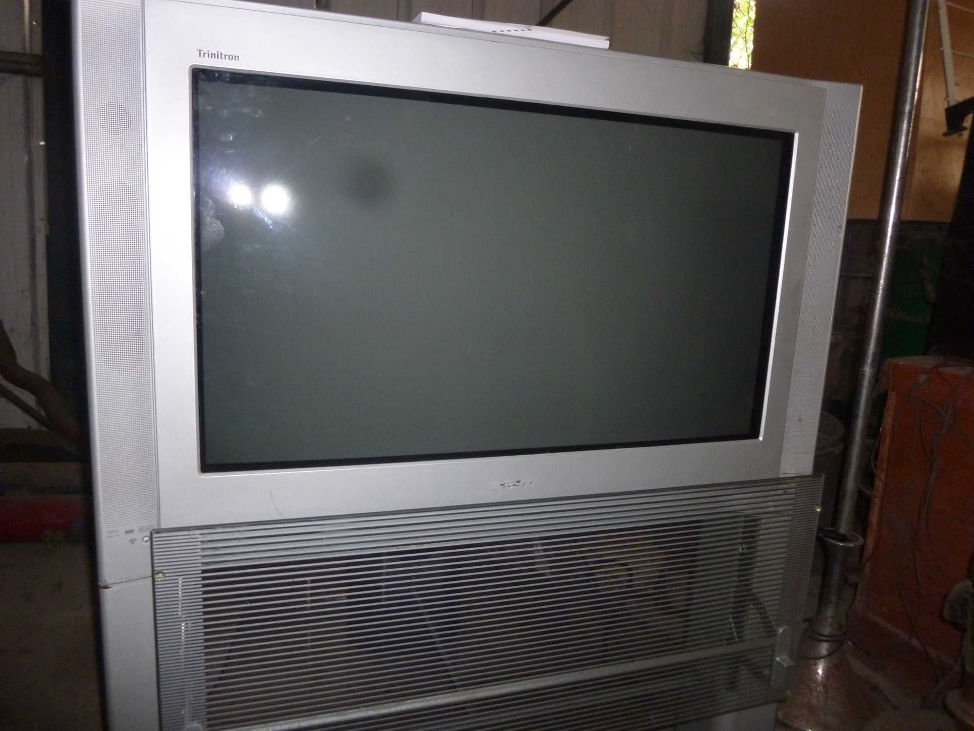 Vendo televisão antiga