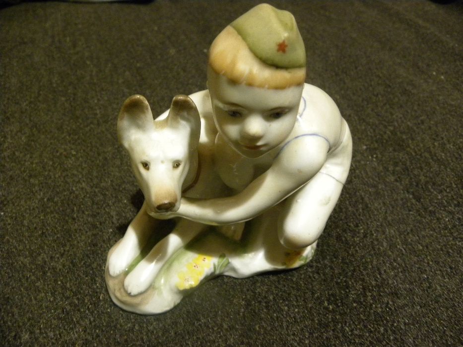 Фарфоровая статуэтка "Мальчик с собакой".