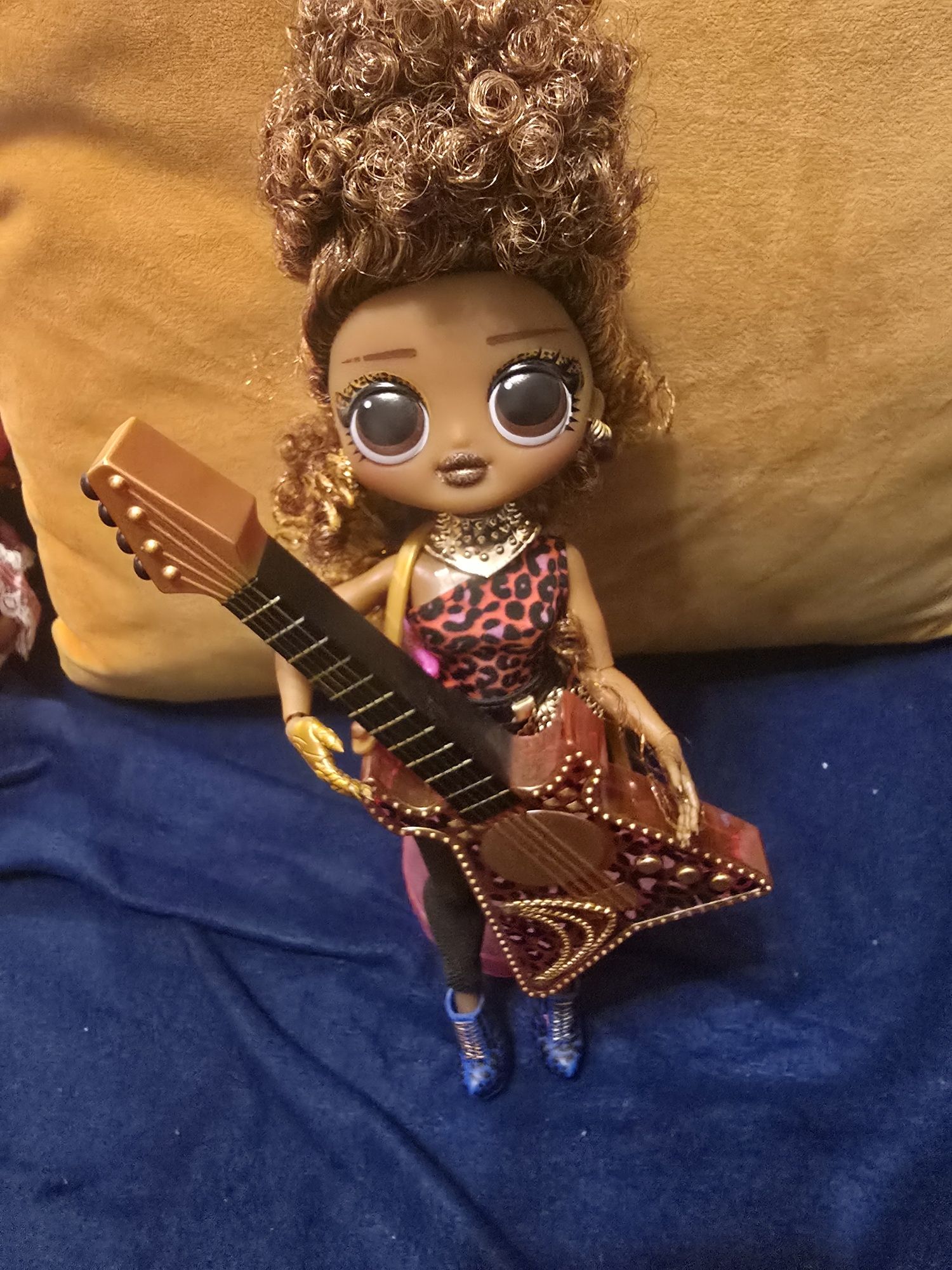 Lalka LOL OMG Ferocious z Gitarą Basową