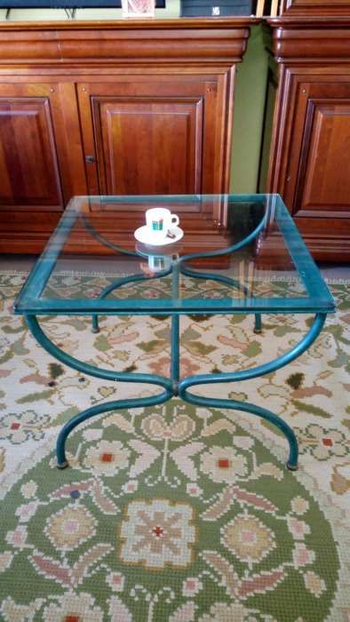 Duas mesas de apoio em ferro com tampo vidro