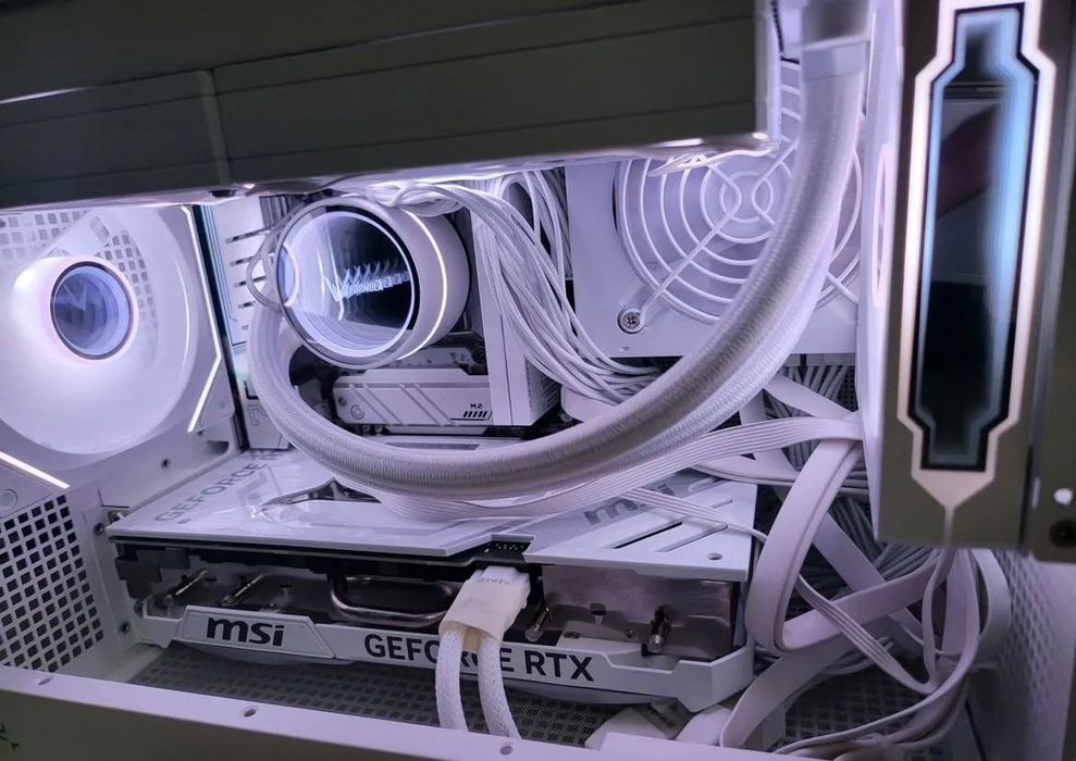 Noworoczny mini PC z RTX 4070 Ti Super, DDR5 32 GB