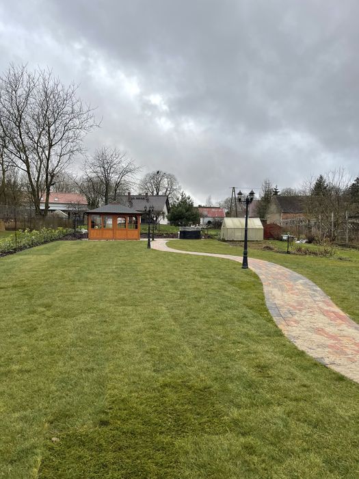 Trawnik z rolki równanie terenu niwelacja ziemia