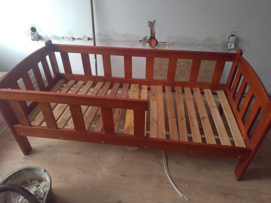 Łóżko dziecięce drewniane z barierka