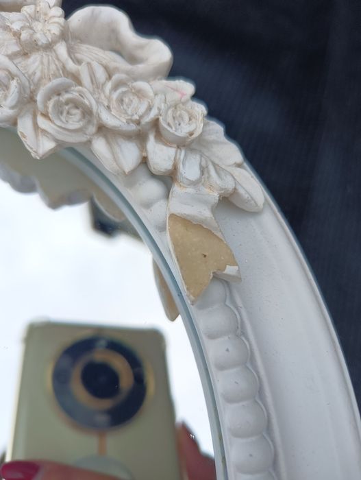 Białe stylowe lusterko