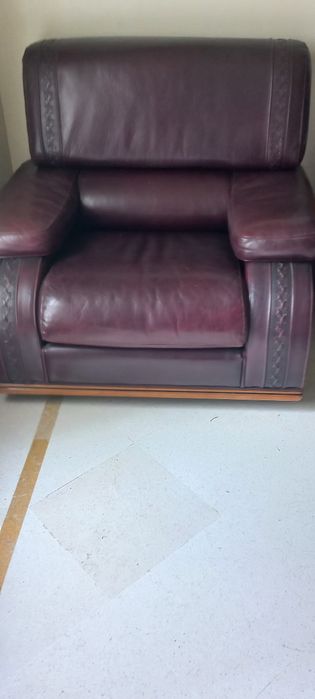 Sofás em pele de búfalo impecáveis