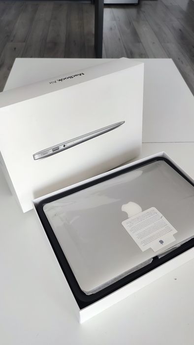 MacBook Air 11: 256GB SSD, i5, 4 GB, Jak nowy - stan idealny.