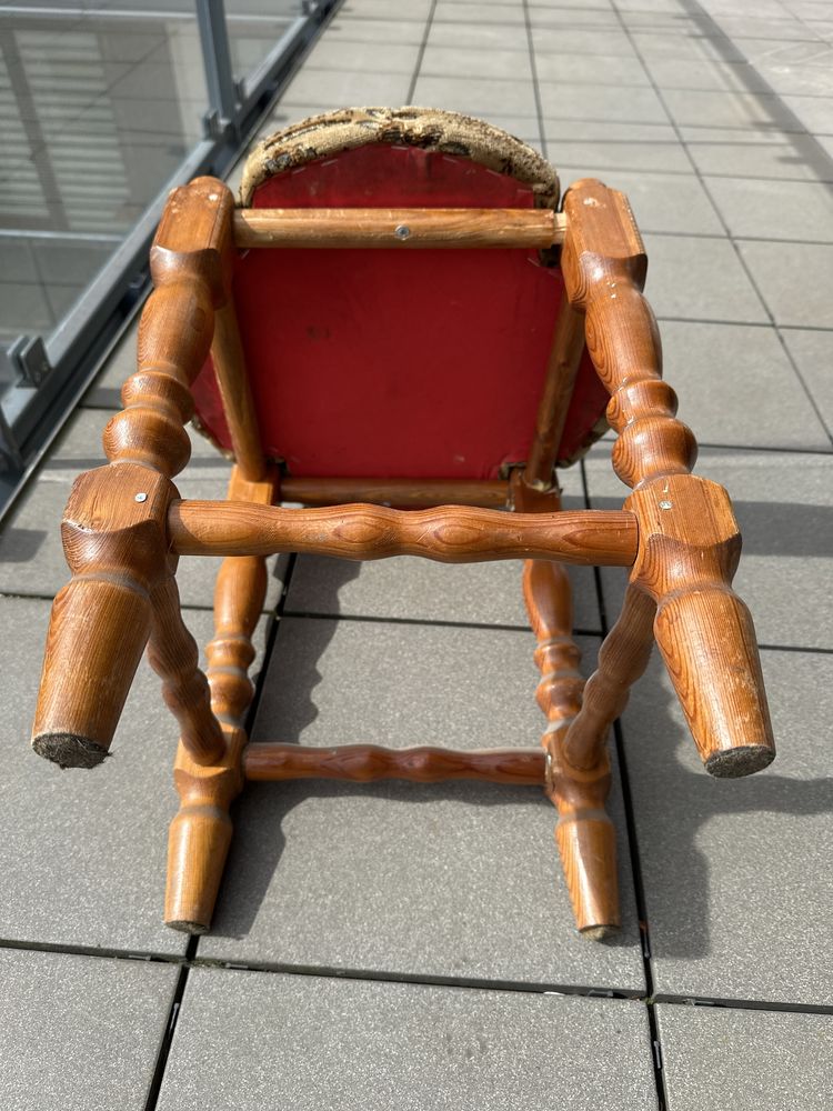 Drewniany tapicerowany stołek krzesełko taboret