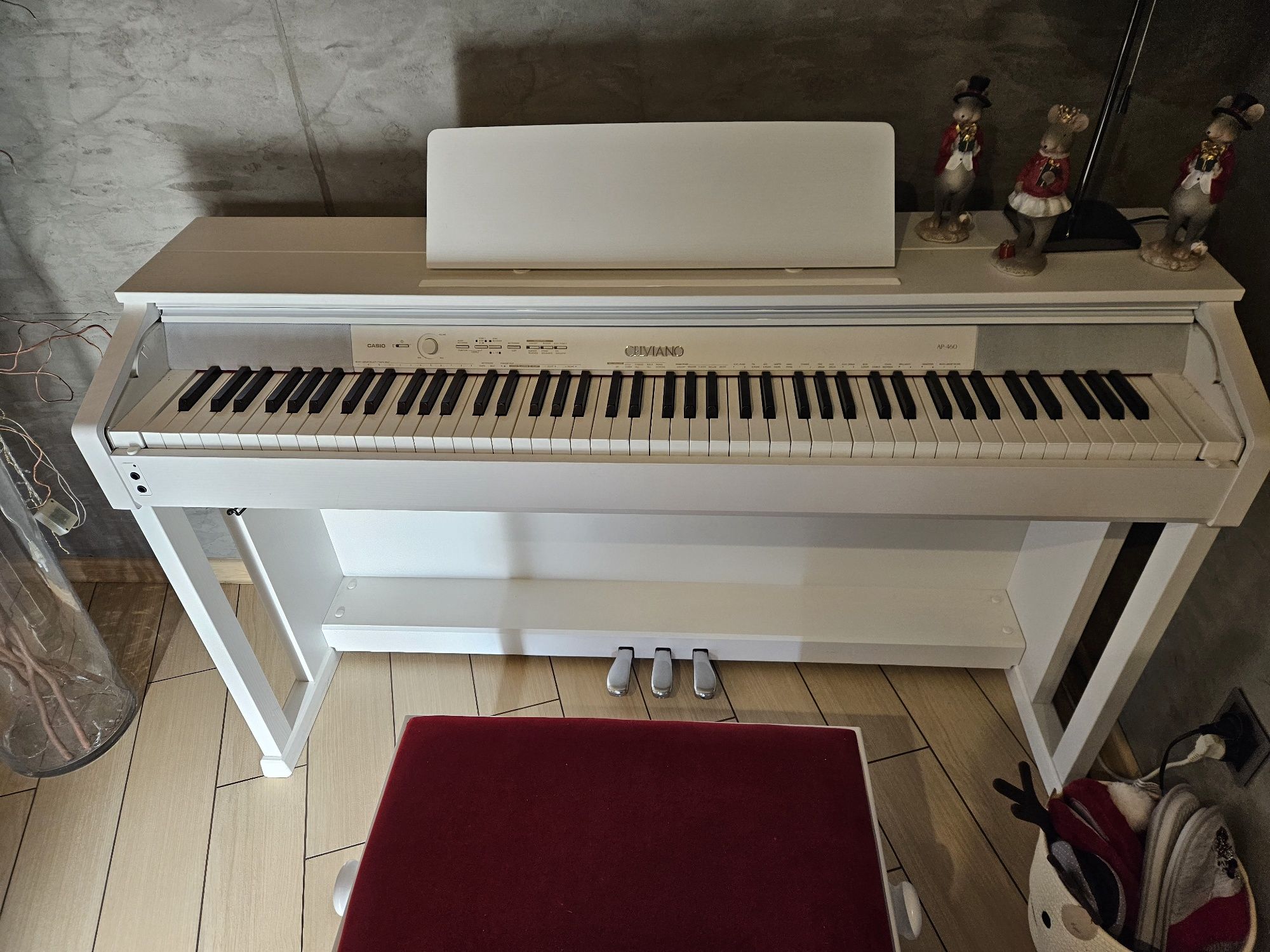 Białe pianino Casio Celviano AP-460 i ława