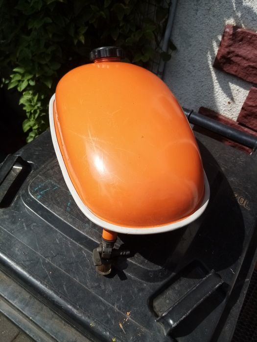 Metalowy do komarka zbiornik