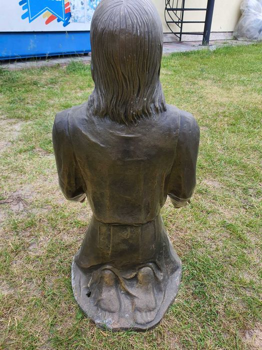 Posąg, figura Jezusa wykonana z mosiądzu.