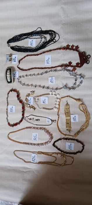 З натуральних камінців біжутерія