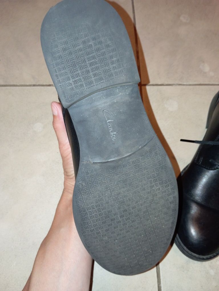 Кожанe чоловіче ( дитяче) взуття Clarks