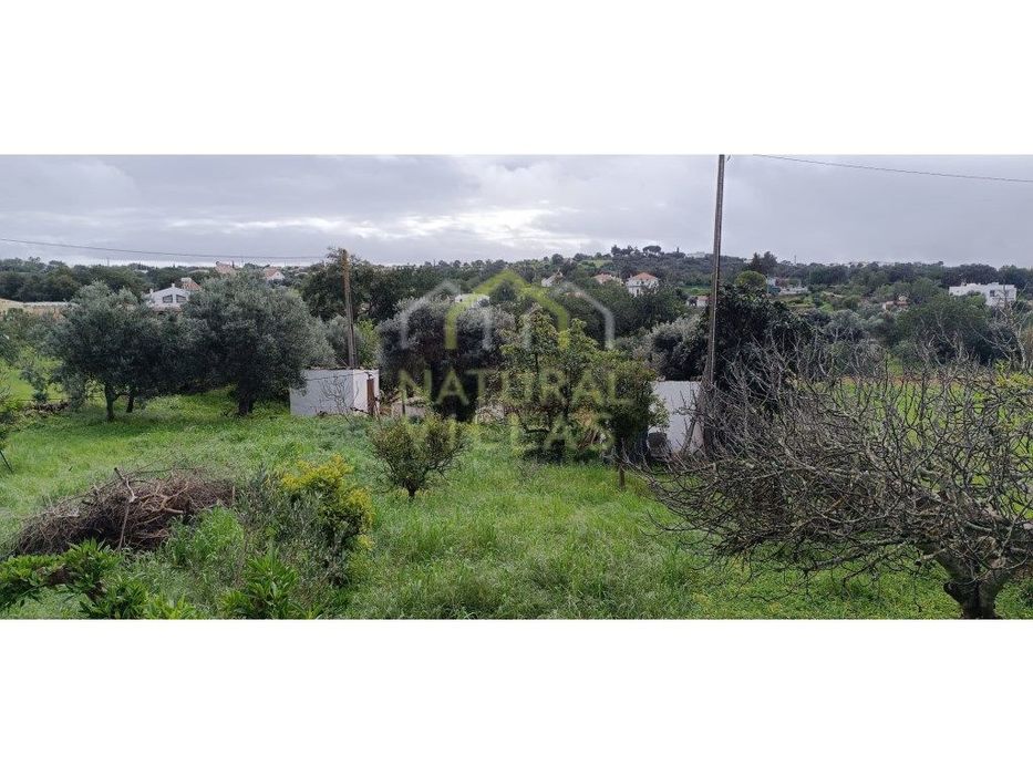 Terreno com água, luz e excelentes acessos em São Brás de Alportel
