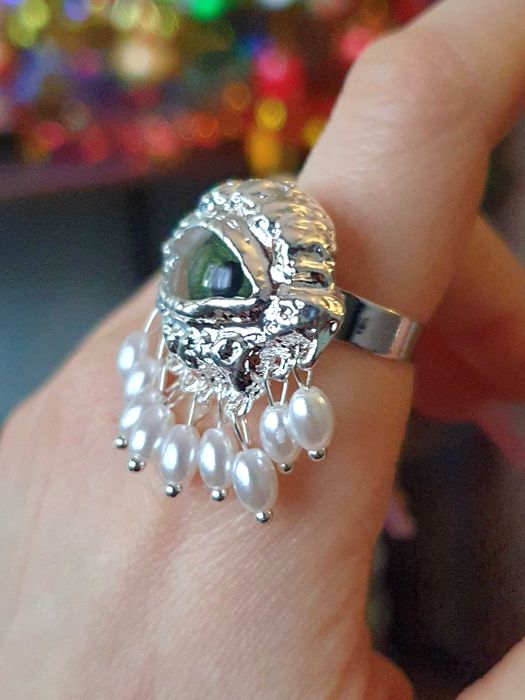 Anel surrealista olho verde, metal prateado, tamanho ajustável