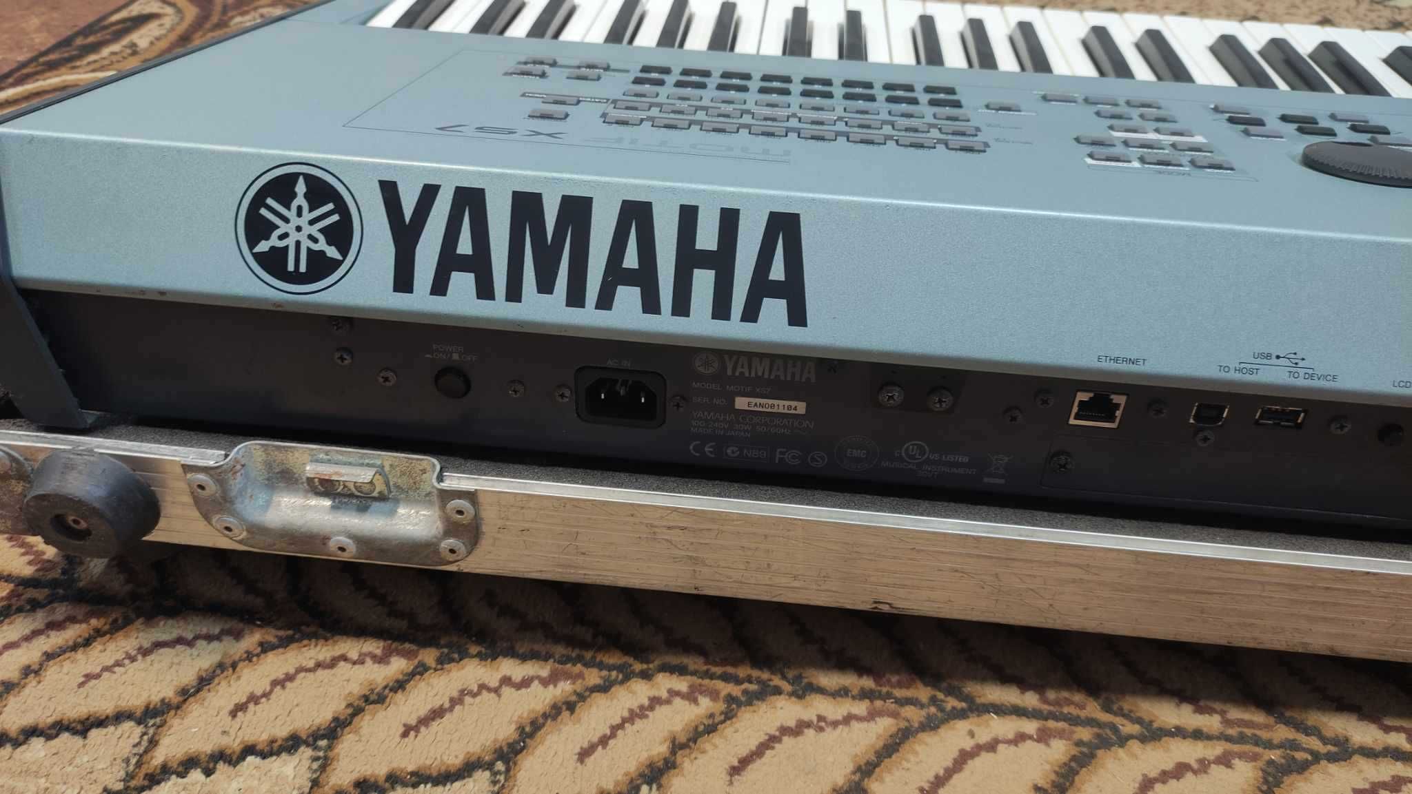 Yamaha Motif XS7 + case
